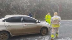 CSGT ngăn các phương tiện đi vào khu vực mặt đường bị đóng băng. Ảnh: C08.