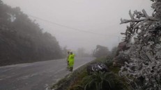 Lực lượng CSGT làm nhiệm vụ tại khu vực đường có băng tuyết. (Ảnh: VOV)