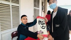 Hoàng Ðạt viết tặng thư pháp cho bạn trẻ Ðà Nẵng vừa hiến máu tại Chủ nhật Ðỏ 2021. Ảnh: Lãnh Ðoàn/Tiền Phong 