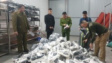 Lực lượng chức năng kiểm tra hàng hóa tại cửa hàng AE Shop Việt Nam, đường Cao Lỗ, thị trấn Đông Anh, Hà Nội. (Ảnh: Vietnam+)