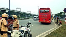 Xe Tuấn Tú dừng giữa quốc lộ để đón khách trước mặt CSGT. Ảnh: Ngô Bình/Tiền Phong