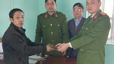 Anh Nguyễn Văn Bình nhận lại tài sản từ Công an xã Tiên Kiều. (Ảnh: Công an Nhân dân)