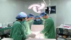 BS Bệnh viện Sản Nhi Bắc Giang phẫu thuật cấp cứu cho cháu Kim Bảo A. 45 ngày tuổi bị xoắn ruột khiến ruột hoại tử. (Ảnh: Sức khoẻ & Đời sống)