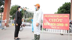 Người dân thị xã Đông Triều được kiểm tra thân nhiệt khi đi qua các chốt kiểm soát phòng dịch Covid-19. (Ảnh: Nhân Dân)