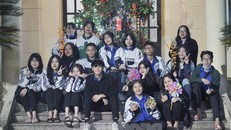 Tình nguyện viên là học sinh của các trường THPT trên bàn thành phố Vinh cùng nhau sẻ chia, mang tết ấm đến với các bệnh nhân phải ở lại bệnh viện điều trị trong dịp tết cổ truyền. (Ảnh: Tiền Phong)