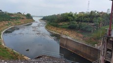 Lòng dẫn vào cống lấy nước Liên Mạc cạn trơ đáy vì mực nước sông Hồng xuống quá thấp. (Ảnh: Hà Nội mới)