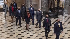 Các đại diện của Hạ viện Mỹ và nhóm luật sư của ông Donald Trump tới dự phiên luận tội cựu Tổng thống tại Thượng viện ở Washington DC., ngày 9/2/2021. Ảnh: AFP/TTXVN