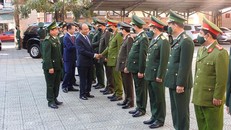 Thủ tướng Nguyễn Xuân Phúc thăm, chúc tết các lực lượng vũ trang thành phố Đà Nẵng. (Ảnh: Nhân Dân)