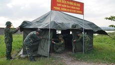 Cán bộ, chiến sỹ Đồn biên phòng Hải Hòa, TP Móng Cái gia cố lều bạt tại chốt kiểm soát. (Ảnh: baoquangninh.com.vn)