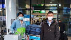 2 nhân viên của Bệnh viện Chợ Rẫy cùng máy xét nghiệm đi Hải Dương sáng nay 20.2. (Ảnh: Thanh Niên)