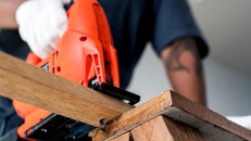 Công nhân xây dựng: Những người công nhân xây dựng thường phải tiếp xúc với ánh nắng mặt trời trong nhiều giờ đồng hồ, do đó họ có nguy cơ mắc ung thư da cao hơn. U trung biểu mô cũng là dạng ung thư dễ mắc ở công nhân xây dựng, do phải tiếp xúc với khói bụi công trường. (Ảnh: VOV)