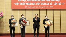 Bí thư Thành ủy Hà Nội Vương Đình Huệ trao danh hiệu "Thầy thuốc nhân dân" cho các cá nhân. (Ảnh: Báo điện tử Đảng Cộng sản)