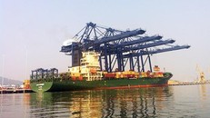 Cán cân thương mại hàng hóa thực hiện tháng 01/2021 xuất siêu 2,09 tỷ USD; tháng 2 ước tính nhập siêu 800 triệu USD. Ảnh: Q.H