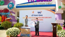 Chủ tịch Hội doanh nhân trẻ Việt Nam, Phó Chủ tịch Tập đoàn TTC Đặng Hồng Anh (trái) trao tặng hệ thống máy xét nghiệm tự động Real-time PCR đến đại diện tỉnh Lâm Đồng (phải). (Ảnh: Nhân Dân)