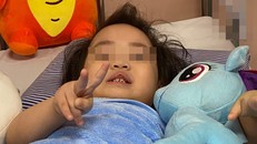 Hiện bé gái tỉnh, tiếp xúc tốt; không ho, không sốt, không có dấu hiệu khó thở. (Ảnh: Sức khoẻ & Đời sống)