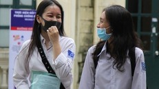 Thí sinh dự thi tốt nghiệp trung học phổ thông năm 2020 trong tình thế phải phòng dịch COVID-19 - Ảnh: CHU HÀ LINH