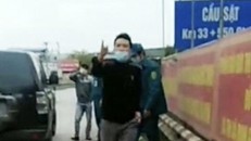 Đối tượng Nguyễn Văn Tùng không chấp hành yêu cầu của lực lượng làm nhiệm vụ tại chốt kiểm soát dịch. (Ảnh cắt từ video). 