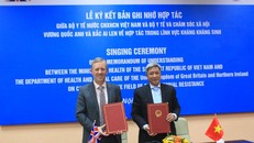 Lễ ký kết biên bản ghi nhớ hợp tác. Ảnh: ĐSQ Anh