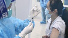 Tiêm vắc-xin phòng COVID-19 cho nhân viên y tế. Ảnh: Như Ý 