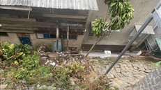 Bờ taluy trên tuyến đường Phan Bội Châu (Phường 1, thành phố Đà Lạt) xuất hiện nhiều chỗ bị sạt trượt, sụt lún. (Ảnh: TTXVN)