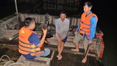 Cảnh sát truy quét "cát tặc" trên sông Đồng Nai, đoạn qua phường Long Phước, quận 9, TP HCM, năm 2015. Ảnh: Hữu Khoa