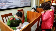 Công an quận Hai Bà Trưng làm thủ tục gắn chíp điện tử vào thẻ căn cước công dân cho người dân. (Ảnh: Đại Đoàn Kết)