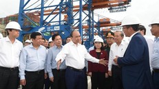 Thủ tướng Nguyễn Xuân Phúc đến kiểm tra bến cảng Gemalink khi cảng mới đón tàu vào khai thác chuyến đầu tiên vào tháng 1/2021. Ảnh: VGP/Quang Hiếu