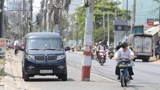 Dãy cột điện nằm dưới lòng đường gây mất an toàn giao thông. Ảnh: A.H.