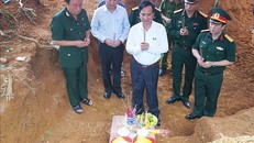 Chủ tịch UBND tỉnh Quảng Trị Võ Văn Hưng viếng và dâng hương trước các hài cốt liệt sỹ. (Ảnh: TTXVN)