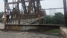 Mặt cầu, bờ lan can và hệ thống giằng sắt hoen gỉ tại cầu Long Biên. (Ảnh: Tiền Phong)