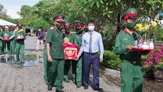 Lễ truy điệu và an táng 40 hài cốt liệt sĩ tại tỉnh Quảng Trị được tổ chức trang trọng. (Ảnh: Quân đội Nhân dân)