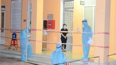 Người mắc COVID-19 đầu tiên tại Vinh đang thực hiện khai báo. (Ảnh: Báo Nghệ An)