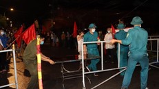 Lực lượng chức năng đang thực hiện công tác quản lý giãn cách xã hội tại huyện Thuận Thành, tỉnh Bắc Ninh. (Ảnh: Tuổi Trẻ)