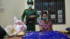 Đối tượng Lò Thị Thanh và tang vật vụ án. Ảnh: TTXVN