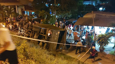 Xe tải thuộc Quân khu V lật sang một bên sau vụ tai nạn khiến 2 người thiệt mạng. (Ảnh: Zing)