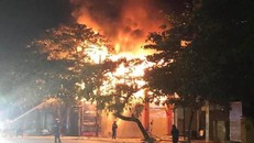 Ngọn lửa dữ dội đang bùng lên tại cửa hàng sắt bị cháy rạng sáng 18/6. (Ảnh: TTXVN)