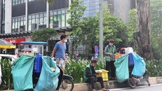 Dịch vụ Grab, ship hàng trong những ngày Hà Nội "bán mang về" nở rộ chưa từng thấy. (Ảnh: Vietnamnet)