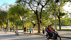 Người dân đi bộ tập thể dục ở khu vực Hồ Gươm. Ảnh: Giang Huy.