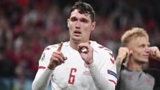 Andreas Christensen tri ân Eriksen bằng cách giơ ngón tay biểu thị số 10 - số áo của người đồng đội sau khi nâng tỷ số lên 3-1 cho Đan Mạch. (Ảnh: The Guardian)