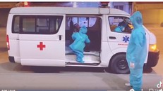 Bé gái một mình lên xe để đi đến nơi điều trị COVID-19 ở Bệnh viện Trưng Vương. Ảnh cắt từ clip