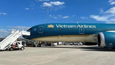 Máy bay Vietnam Airlines đáp tại sân bay quốc tế Washington Dulles. Ảnh: VNA.