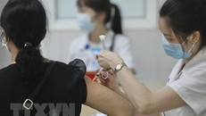 Nhân viên y tế tiêm vaccine Nanocovax phòng COVID-19 cho tình nguyện viên tham gia tiêm thử nghiệm đợt 3 tại Học viện Quân y. (Ảnh: Minh Quyết/TTXVN)