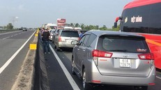 Cao tốc TP.HCM - Trung Lương ùn tắc hơn 10 km đường dịp lễ 30/4. Ảnh: T.K.