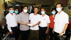 Bí thư tỉnh uỷ Nam Định Phạm Gia Túc trao quà, biểu dương hành động của anh Lương Thanh Hà. (Ảnh: Công Luật/TTXVN)