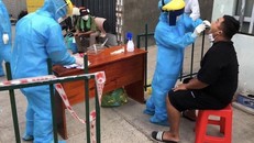 Lấy mẫu xét nghiệm khu vực cách ly y tế ở tổ 12 và 13 thuộc ấp Phước Tân, xã Phước Tỉnh, huyện Long Điền. Ảnh: Hoàng Hải