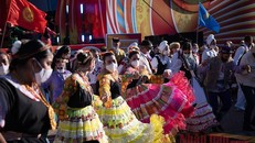 Hàng nghìn người nắm tay xoay tròn mừng lễ hội. (Ảnh: Nhân Dân) 