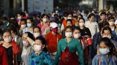 Công nhân nhà máy Pouyuen, quận Bình Tân giờ tan ca, ngày 3/6. Ảnh: VnExpress