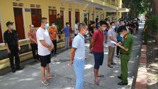 Các đối tượng liên quan tại cơ quan công an. Ảnh: Báo Công an nhân dân