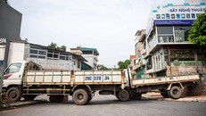 Xe tải được huy động để lập thành chốt phong toả ở phuonwgf Long Biên. (Ảnh: Zing)