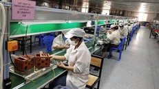 Công nhân trở lại làm việc tại một doanh nghiệp sản xuất điện tử ở Bắc Giang đảm bảo phòng chống dịch. Ảnh: Báo Bắc Giang.